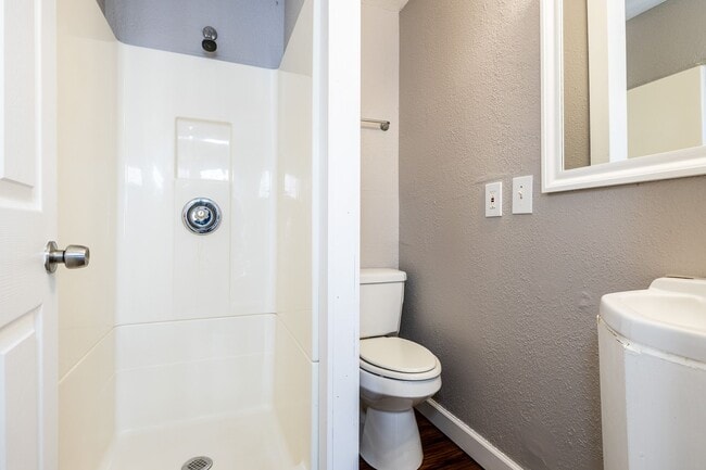 Building Photo - Bright and Inviting 2 Bed/2 Bath House!