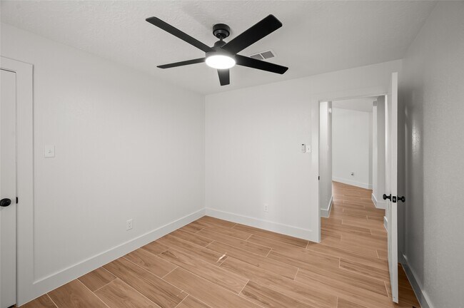 Building Photo - 303 Knoll Forest Dr