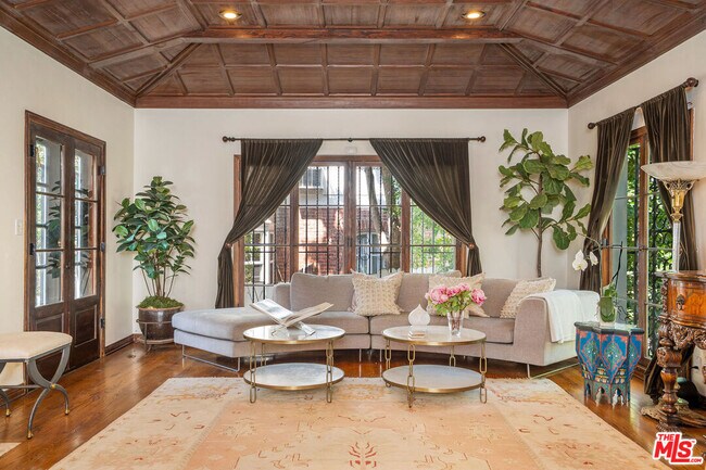 Building Photo - 4734 Los Feliz Blvd