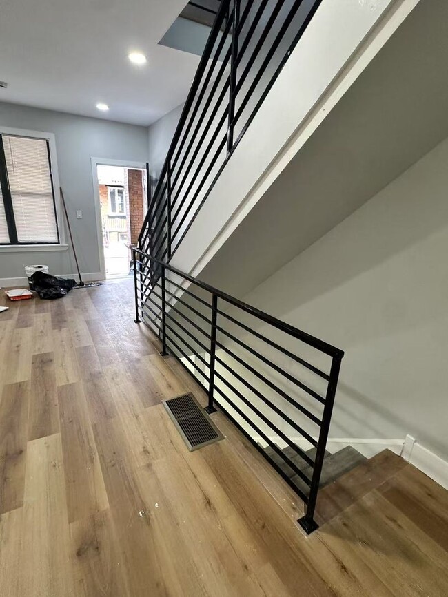 Building Photo - 3 bedroom 1.5 bath house with backyard ava...