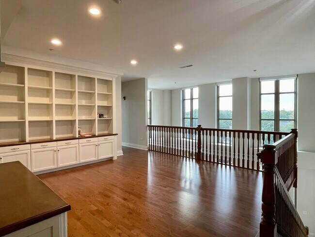 Building Photo - 520 S Washington St