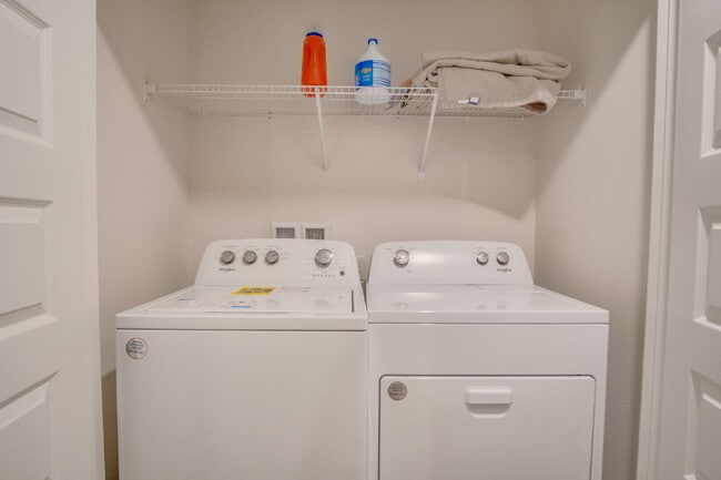 Building Photo - 3 Bed, 2.5 Bath Townhome – Prime Central L...