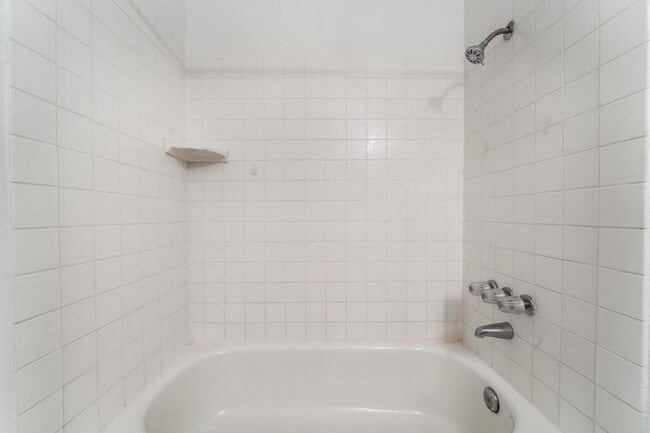 Building Photo - "Charming 3-Bed Oasis with 2 Full Baths in Vibrant Las Vegas - 1315 Sq Ft of Comfort!"