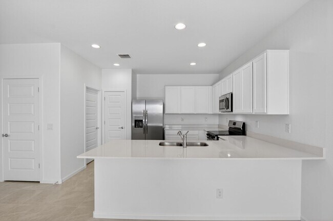 Building Photo - Modern 3BR Living with Resort-Style Amenities in Magma Vista Ranch