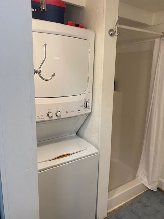 Building Photo - Furnished Tiny House!