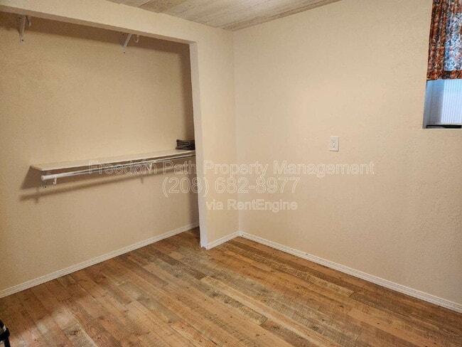 Building Photo - 20 Lilac Ln