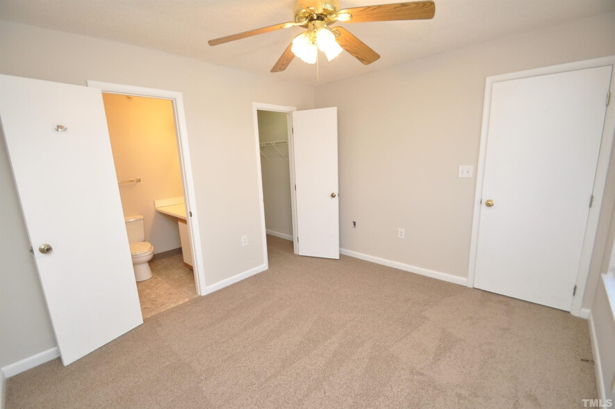 Building Photo - Room in Condo on Crab Orchard Dr