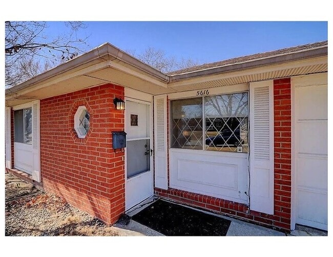 Building Photo - Charming 2 Bedroom 1 Bath Duplex in Parkda...