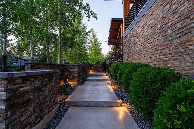 Building Photo - Stunning Mountain Home