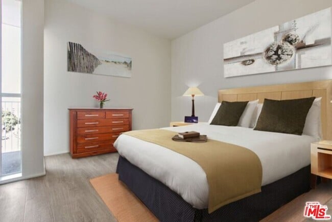 Building Photo - 1038 S Mariposa Ave