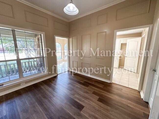 Building Photo - 803 Lakeway Dr