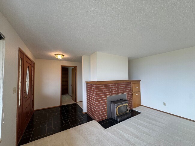 Building Photo - Stunning Three Bedroom With Amazing Views!