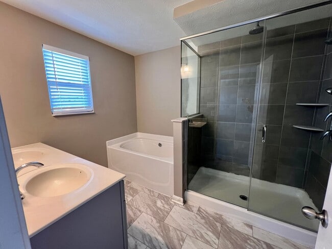 Building Photo - Imperial - 3 Bedroom 2.5 Bathroom - Large ...