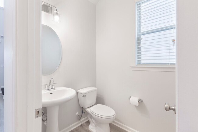 Building Photo - Gorgeous 4/3 w/ 2-Car Garage in New Hawthorne Station Subdivision in College Park!