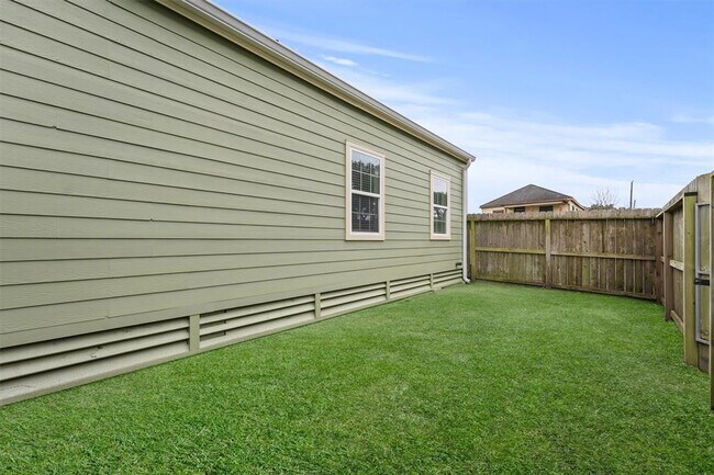 Building Photo - 3328 Bernardo De Galvez Ave