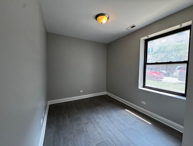 Bedroom - 5003 N Sawyer Ave