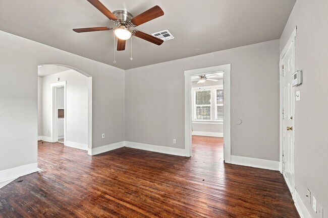 Building Photo - 1547 E 10th St
