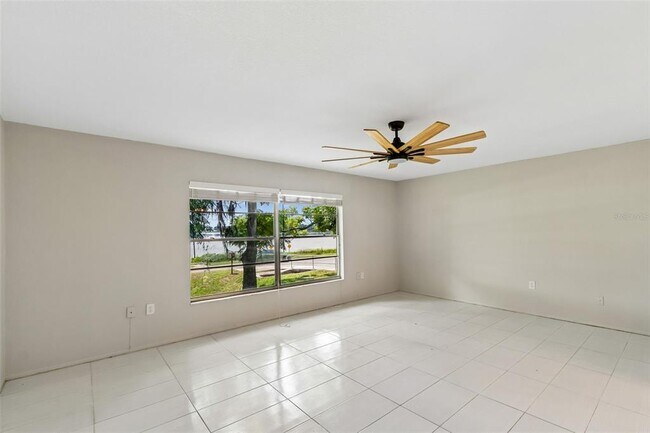 Building Photo - 400 E Silver Star Rd