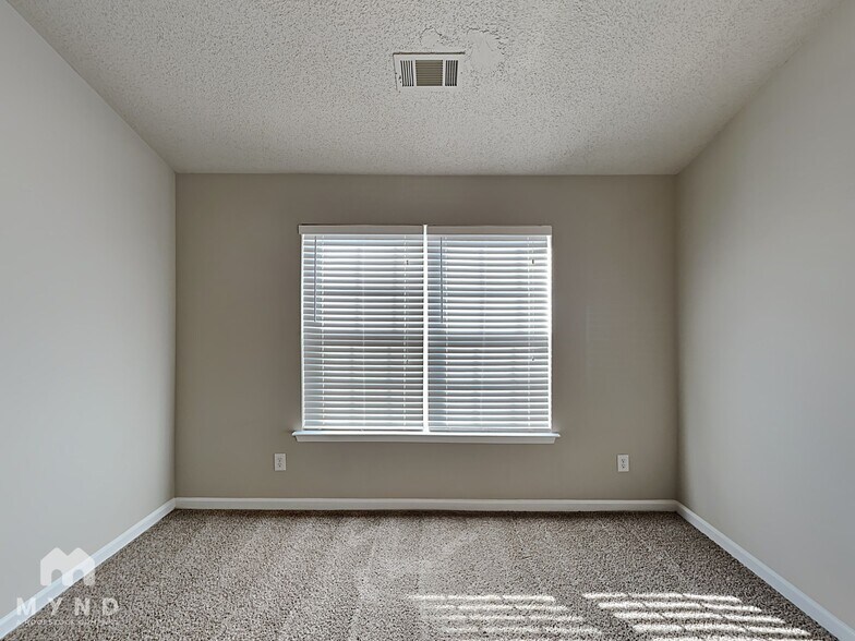 Building Photo - 6132 Hickory Ln Dr