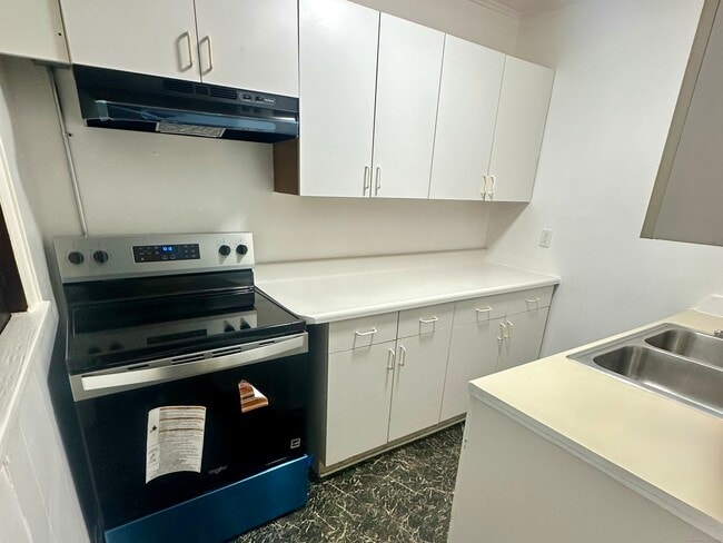 Building Photo - 375 N Elm St