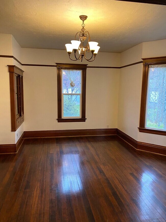 Building Photo - Victorian Charmer – 3 Bed, 1.75 Bath – Uti...