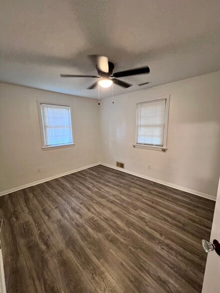 Building Photo - 29 Moores Ln S