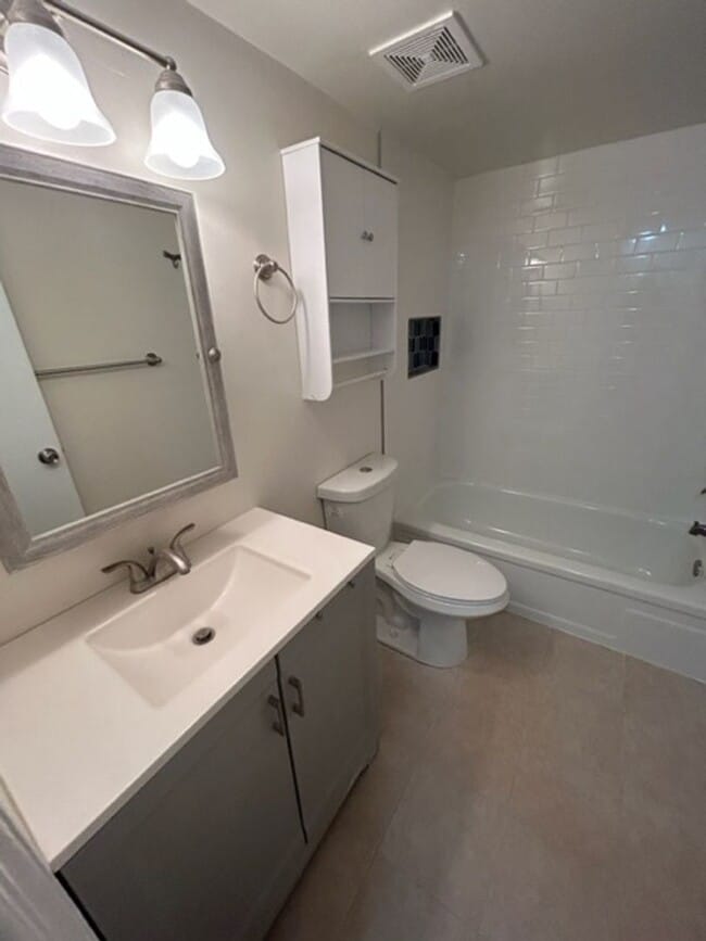 Building Photo - Nicely Updated Terrace Level  1/1 condo