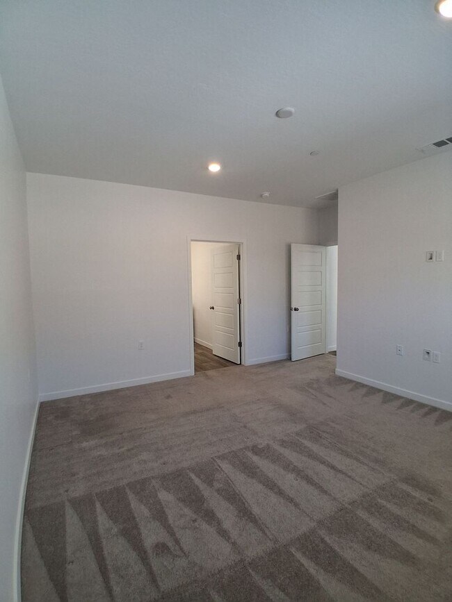 Building Photo - Beautifully Built Home! 3 bed, 2 bath