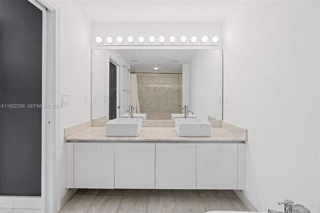 Building Photo - 601 NE 36th St