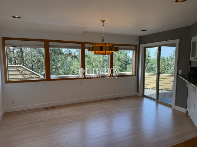 Building Photo - 5BR / 3.5BA Forest Retreat in NW Bend with ADU included