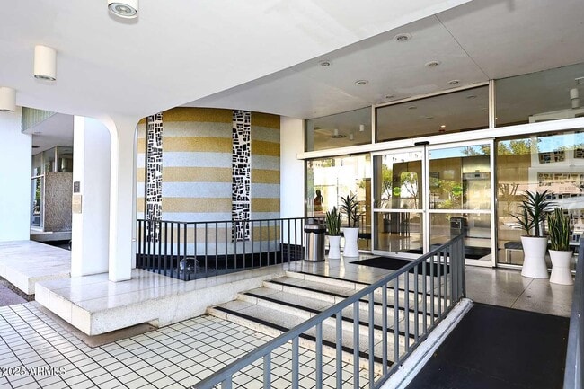 Building Photo - 207 W Clarendon Ave