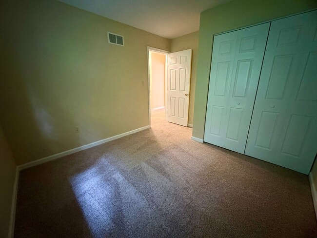 Building Photo - 3 Bedroom 1.5 Bathroom in Elizabethtown!