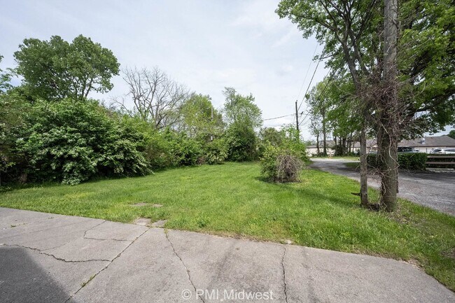 Building Photo - Charming 2-Bedroom Home with Hardwood Floo...