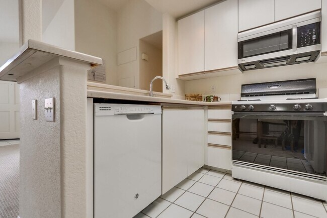 Building Photo - Beautiful Aliso Viejo Condo in the Seagate Colony-2/2