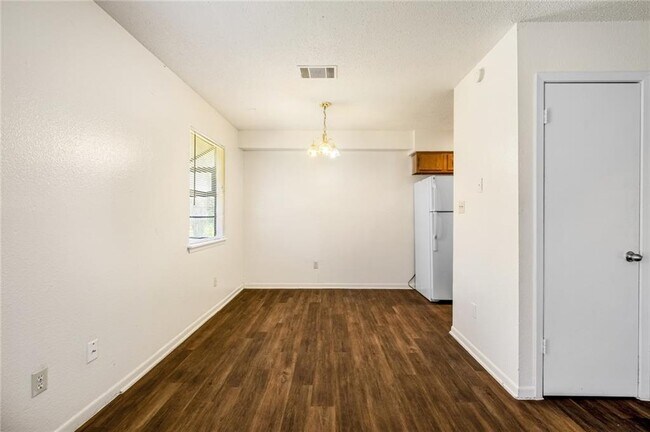 Building Photo - 200 Concho St