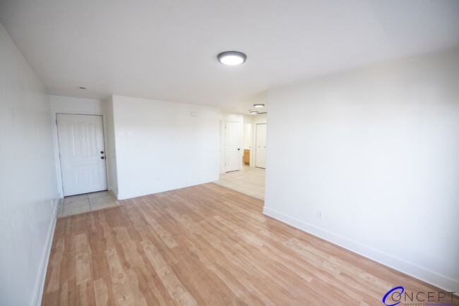 Building Photo - Beautiful & Spacious 2B2b Condo in Great N...