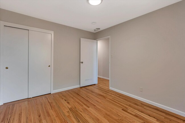 Building Photo - Beautifully Remodeled 4 Bedroom (+ bonus room and closet) 2 Bathroom Mountain View Home!