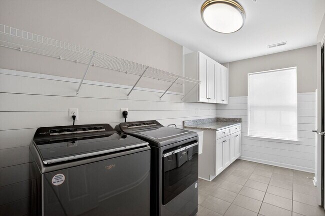 Building Photo - 41309 Chestnut Hill St