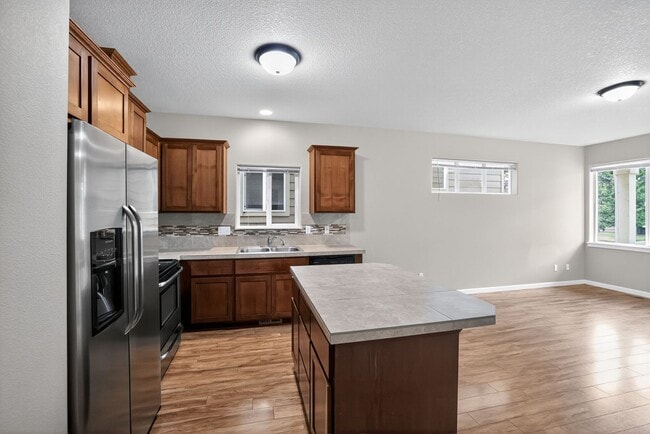 Building Photo - $500 gift card with lease signed by 10/20/...