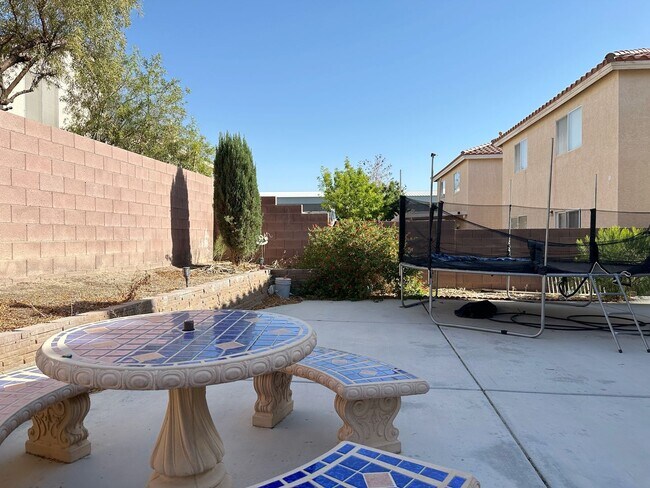 Building Photo - Beautifully Maintained Home Near Schools & Shopping!