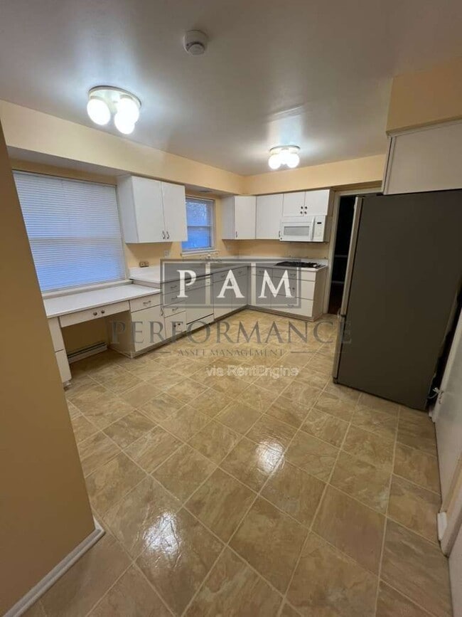 Building Photo - 8862 N Malibu Dr