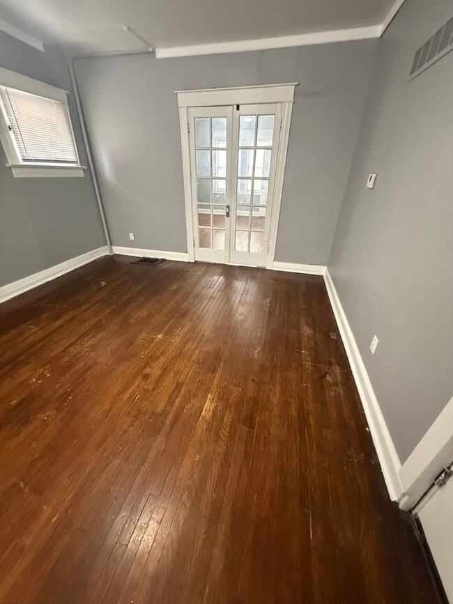 Building Photo - Knaack - 3720