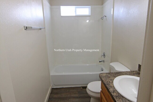 Building Photo - 3 Bed 1 Bath Duplex