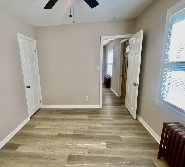 Building Photo - SPACIOUS 4 BED/2 BATH HOUSE-Luxury Vinyl F...