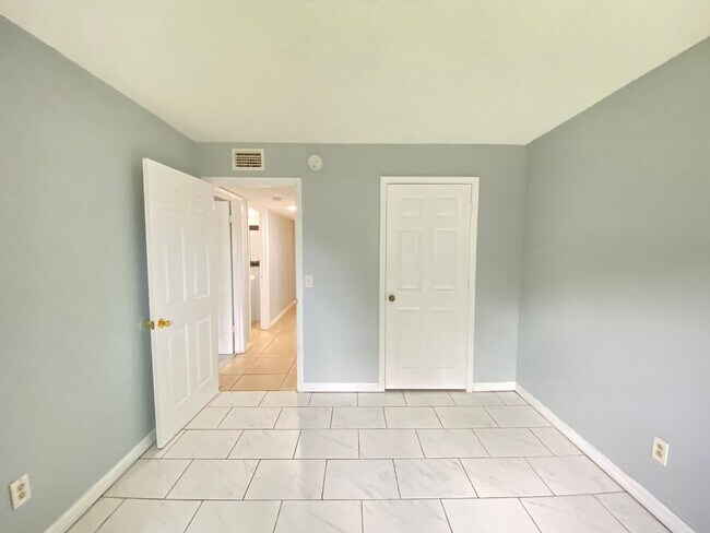 Building Photo - Move in Ready! 3/2 Condo in Altamonte Spri...