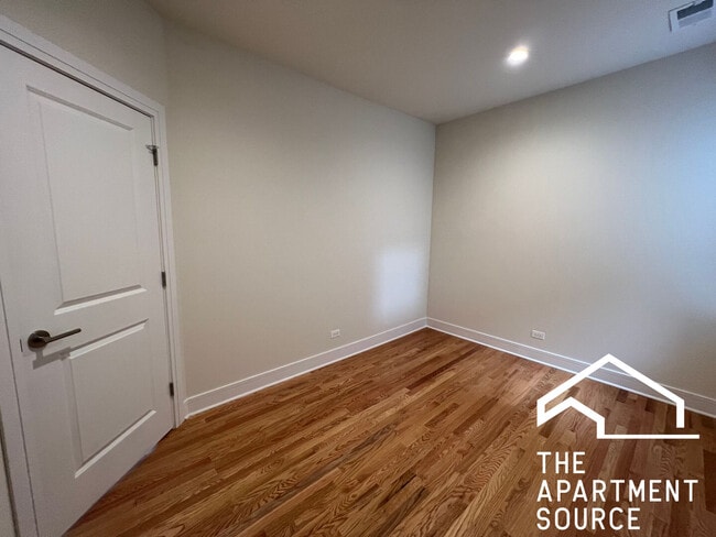 Building Photo - 3230 N Clark St