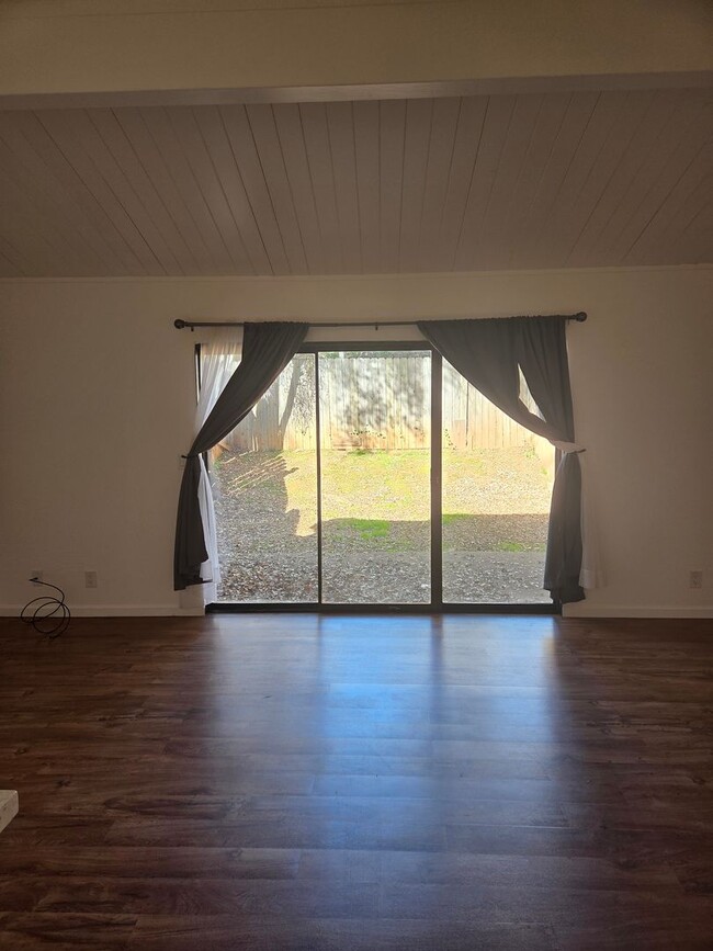 Building Photo - 3-Bedroom Condo Near Columbia Jr. College