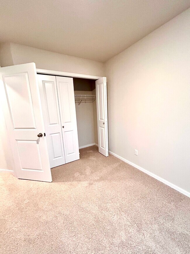 Building Photo - 10407 NE 119th Ave