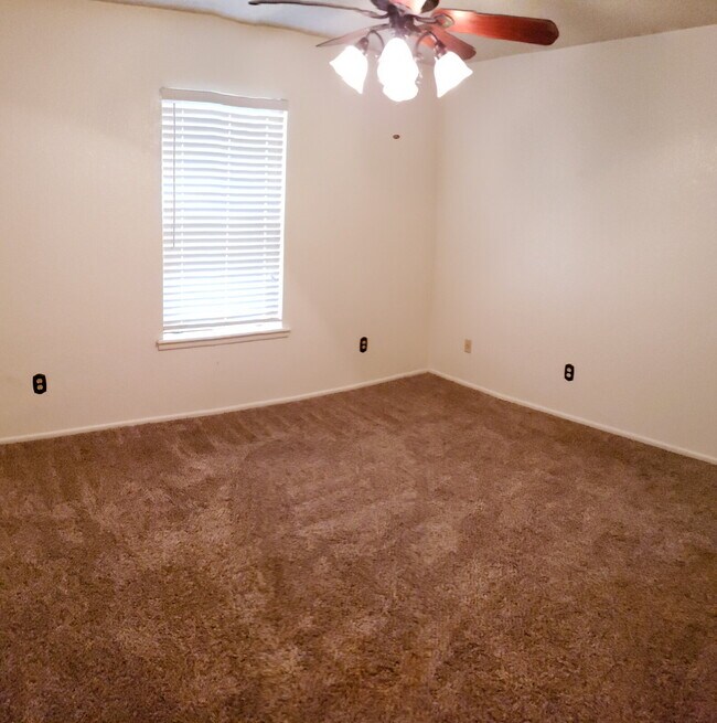 Building Photo - Location Location. 3/2/2 Adorable Home