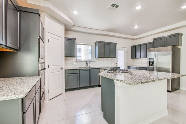 Building Photo - Beautiful  House 3 beds/3 baths. This Prop...